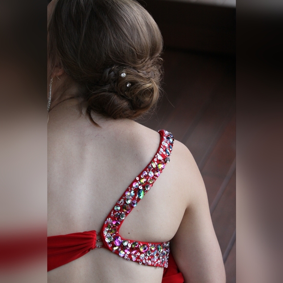 Red Backless Evening Formal Gown Size 2 - Picture 7 of 11